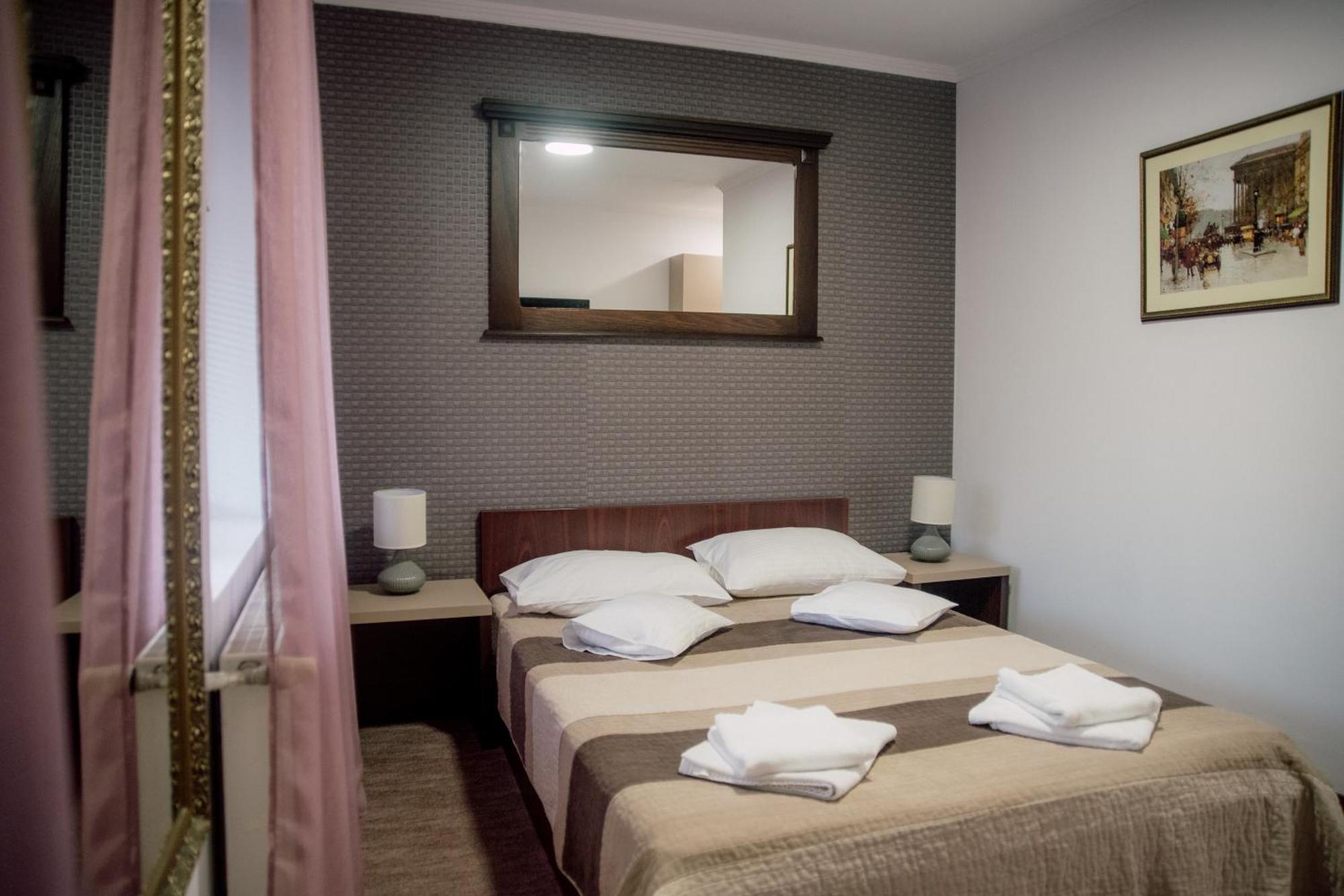 Carnival City Hotel Oradea Exterior photo