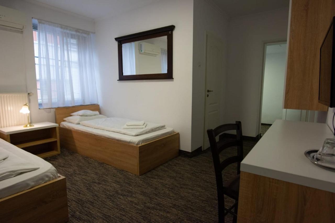 Carnival City Hotel Oradea Exterior photo