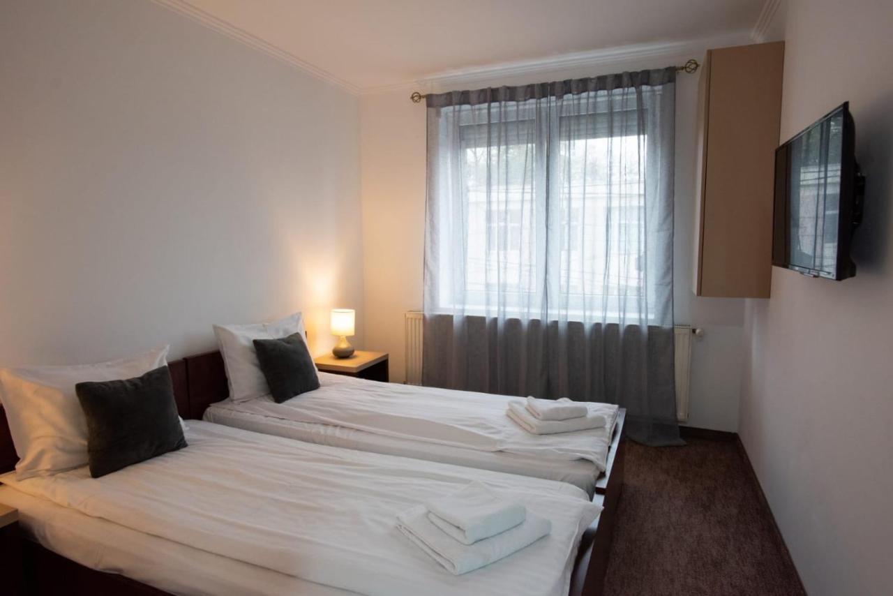 Carnival City Hotel Oradea Exterior photo
